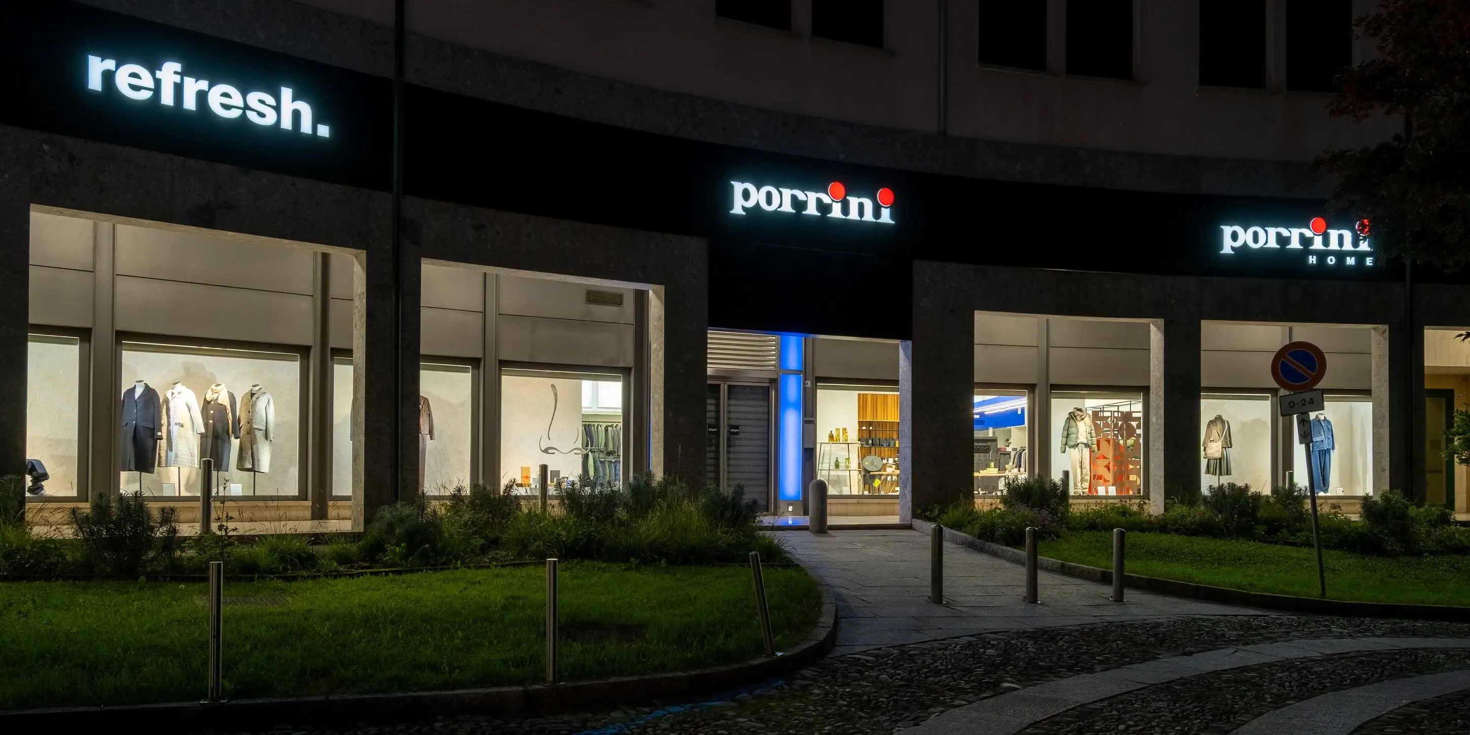 Vetrina esterna di Porrini Moda e Casa a Besozzo, Varese, di sera